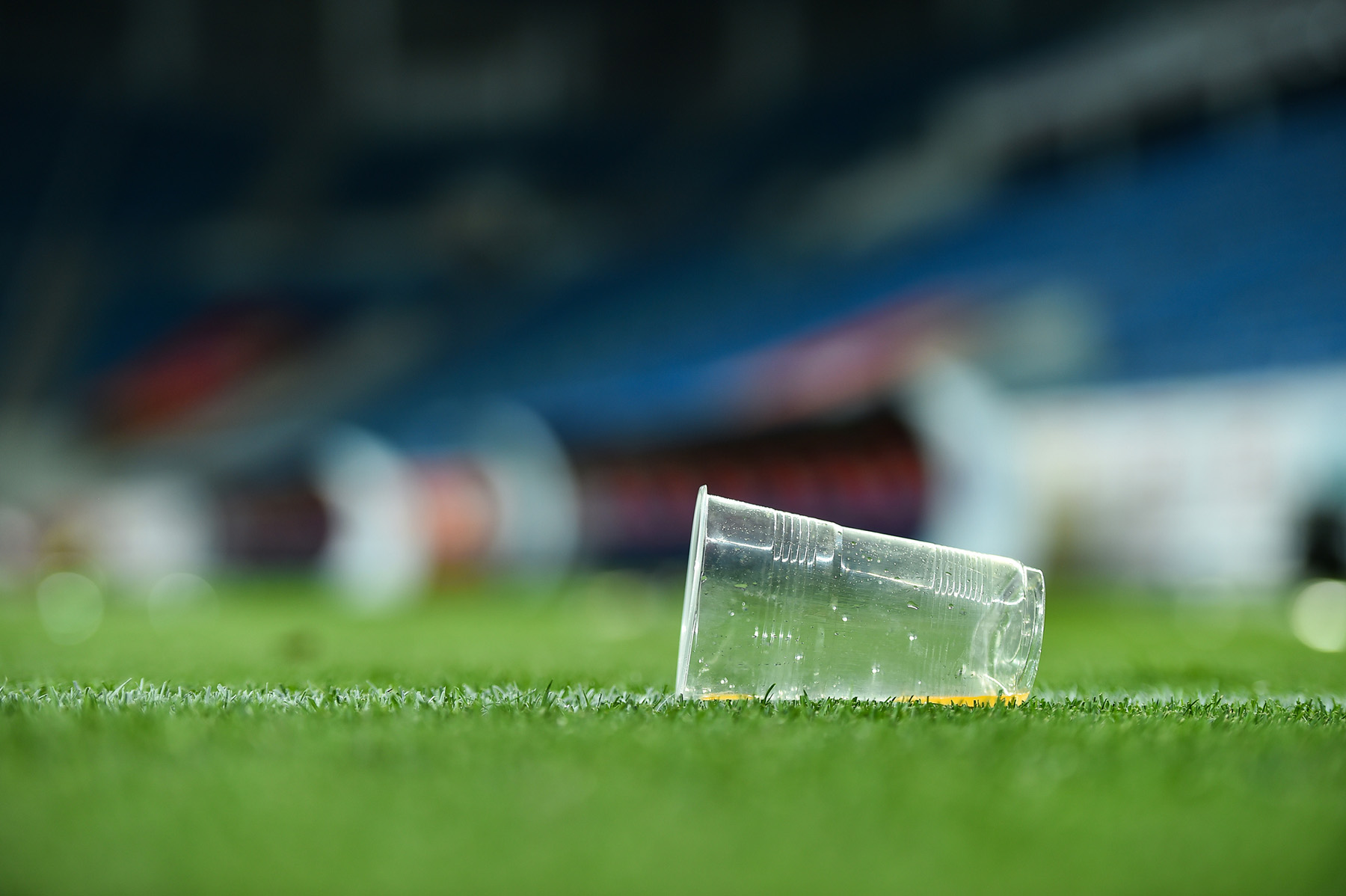 Noodknop: beker op het veld